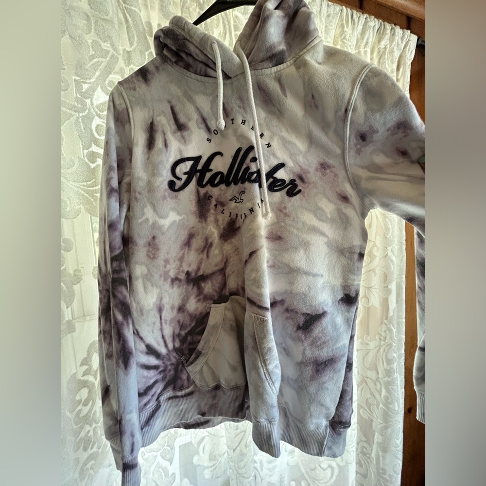 Hollister size L